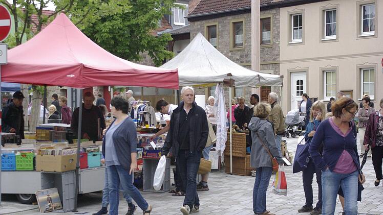 Der anfangs noch gut besuchte Antik- und Flohmarkt verlor mit einsetzenden Regen seine Besucher und Beschicker. Foto: Winfried Ehling