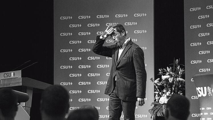 Karl-Theodor zu Guttenberg steht am 30.08.2017 in der Stadthalle in Kulmbach (Bayern) auf der B&uuml;hne. Das Motiv ist das Pressefoto des Jahres im Wettbewerb Pressefoto Bayern 2017. Foto: Wolf Heider-Sawall/dpa/bjv
