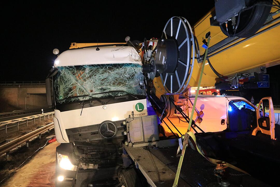 Zwei tödliche Unfälle auf der A3 in kurzer Zeit: Zwei Lkw rasen jeweils in Stauende