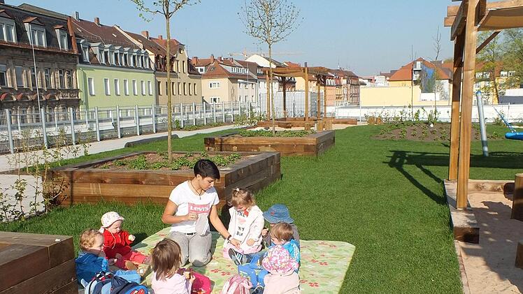 Verschwenderische Flachbauten? In Nürnberg wachsen Supermärkte immer mehr in den Himmel. Darüber entstehen zum Beispiel Kinderkrippen. So wie die "Dachspatzen" auf einer Norma-Filiale. Foto: Michael Meyer/ Johanniter
