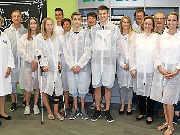 Anne Feulner (l.) begr&uuml;&szlig;te die neuen Auszubildenden und deren Eltern. Betriebsleiter Christian Hastedt (3. v. r.), Amra Krzyzewski (2. v. r.) und Susanne Str&ouml;hlein (r.). beide Personalabteilung, beantworteten offene Fragen. Foto: Birgit Hendrich/Maintal