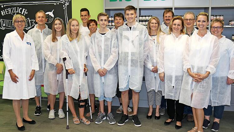 Anne Feulner (l.) begr&uuml;&szlig;te die neuen Auszubildenden und deren Eltern. Betriebsleiter Christian Hastedt (3. v. r.), Amra Krzyzewski (2. v. r.) und Susanne Str&ouml;hlein (r.). beide Personalabteilung, beantworteten offene Fragen. Foto: Birgit Hendrich/Maintal