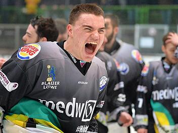 Frühjahr 2018: Felix Ribarik bejubelt mit dem Höchstadter EC den Gewinn der bayerischen Meisterschaft und kurz darauf den Aufstieg in die Eishockey-Oberliga Süd. Foto: Picturedreams/Archiv