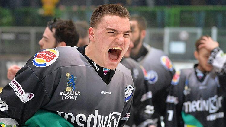 Frühjahr 2018: Felix Ribarik bejubelt mit dem Höchstadter EC den Gewinn der bayerischen Meisterschaft und kurz darauf den Aufstieg in die Eishockey-Oberliga Süd. Foto: Picturedreams/Archiv