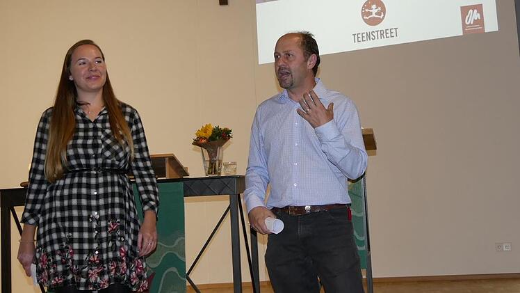 Rosi Nimz und Timon Möhrer erzählten von der Arbeit des  Missionswerks OM. Foto: Manja von Nida