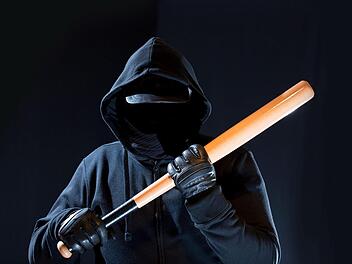 Weil er einen Kulmbacher mit einem Holzknüppel verprügelte, steht ein 34-jähriger Mann in Bayreuth vor Gericht.Adobe Stock