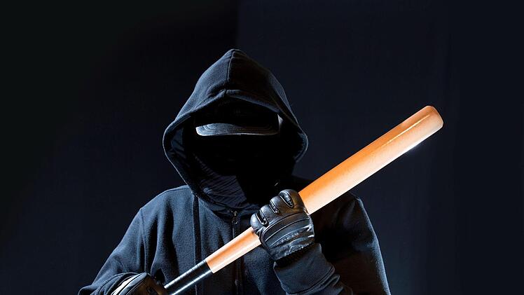 Weil er einen Kulmbacher mit einem Holzknüppel verprügelte, steht ein 34-jähriger Mann in Bayreuth vor Gericht.Adobe Stock