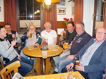 Bürgermeister Michael Pöhnlein (Dritter von rechts) stößt mit einem Bier auf den ersten Etappensieg an.