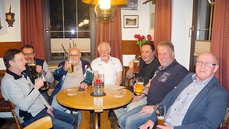 Bürgermeister Michael Pöhnlein (Dritter von rechts) stößt mit einem Bier auf den ersten Etappensieg an.