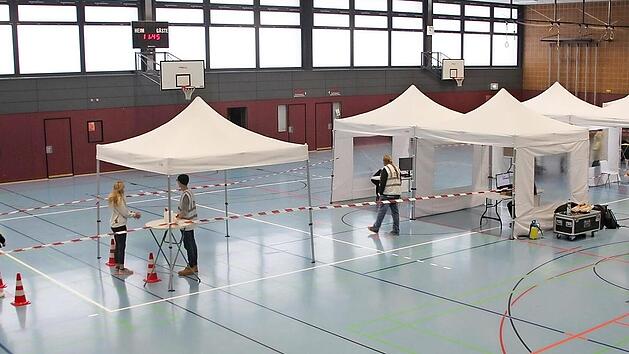 In der Dreifach-Turnhalle am Eberner Friedrich-R&uuml;ckert-Gymnasium wurde am Dienstag eine mobile Corona-Teststation eingerichtet. Dort fand eine Reihentestung f&uuml;r die Sch&uuml;ler und Lehrer der weiterf&uuml;hrenden Schulen statt.  Fotos. Eckehard Kiesewetter