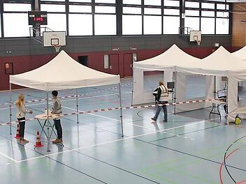 In der Dreifach-Turnhalle am Eberner Friedrich-Rückert-Gymnasium wurde am Dienstag eine mobile Corona-Teststation eingerichtet. Dort fand eine Reihentestung für die Schüler und Lehrer der weiterführenden Schulen statt.  Fotos. Eckehard Kiesewetter