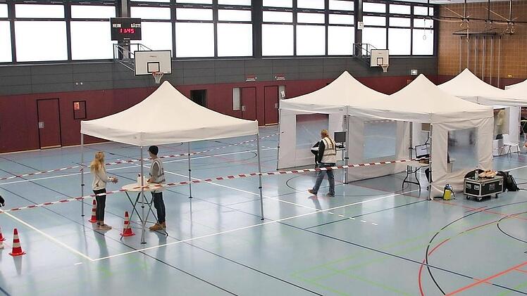 In der Dreifach-Turnhalle am Eberner Friedrich-Rückert-Gymnasium wurde am Dienstag eine mobile Corona-Teststation eingerichtet. Dort fand eine Reihentestung für die Schüler und Lehrer der weiterführenden Schulen statt.  Fotos. Eckehard Kiesewetter