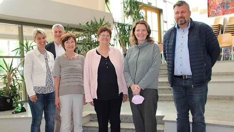 Carolin Erb-Heyne (v.l.), Jürgen Pfister, Barbara Buz,  Heike Greenberg-Kremser (2. v.r.) und Michael Worschech kamen Ende Mai zur Verabschiedung von Elvira Reinmann (Mitte) in die Grundschule. Foto: Julia Raab