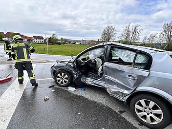 19-Jährige bei Unfall im Kreis Haßberge verletzt in Auto eingeklemmt