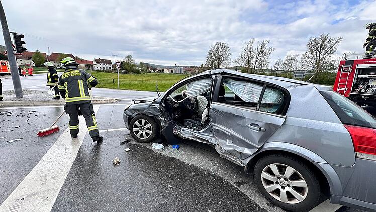 19-Jährige bei Unfall im Kreis Haßberge verletzt in Auto eingeklemmt