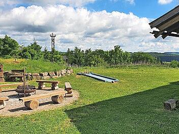Erste Trekkingplätze sind in Empfertshausen sowie Zeltmöglichkeiten in der Erlebniswelt Rhönwald in Kaltenwestheim entstanden.