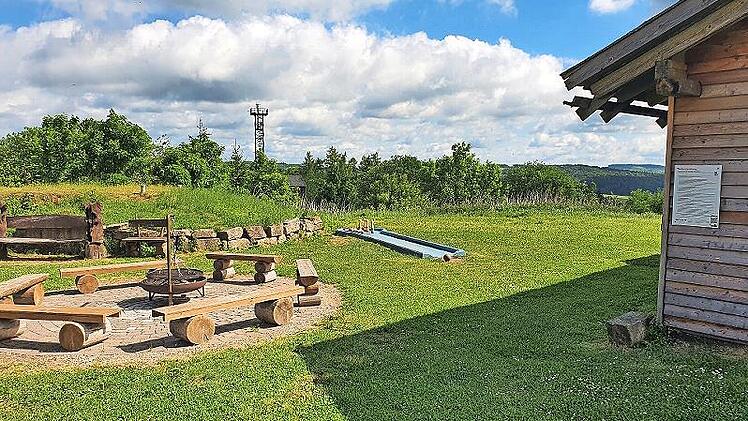 Erste Trekkingplätze sind in Empfertshausen sowie Zeltmöglichkeiten in der Erlebniswelt Rhönwald in Kaltenwestheim entstanden.