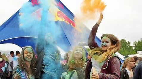 Die Stimmung beim Holi-Festival war bestens. Fotos: Harald Beyer