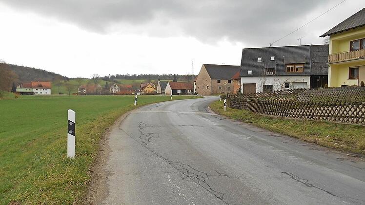 Die Ortsdurchfahrt von Schrappach soll erneuert werden, dabei besteht die Möglichkeit, Leerrohre mit einzubauen. Foto: Konrad Götz
