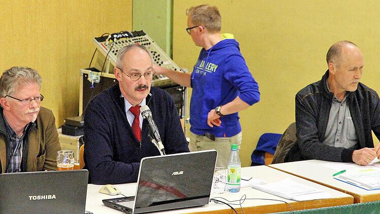 Jürgen Dobler (links), der Chef der Tiefbauabteilung im Landratsamt Bad Kissingen, stellte in einer Informationsveranstaltung die Pläne für die Rannunger Umgehungsstraße vor. Bürgermeister Fridolin Zehner (Mitte) verteidigte das Vorhaben, während sein Stellvertreter Werner Keller (rechts) dagegen ist.  Foto: Dieter Britz