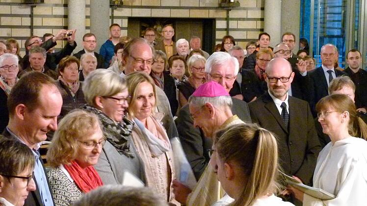 Erzbischof Ludwig Schick überreichte jedem und jeder die Ernennungsurkunde. V.l. Gertrud Schubert, Andreas Schreiber, Edeltraud Sponsel und Nicole Heilmann. Rechts Pastoralreferentin Silke Weiser-Oberkofler. Foto: Marion Krüger-Hundrup