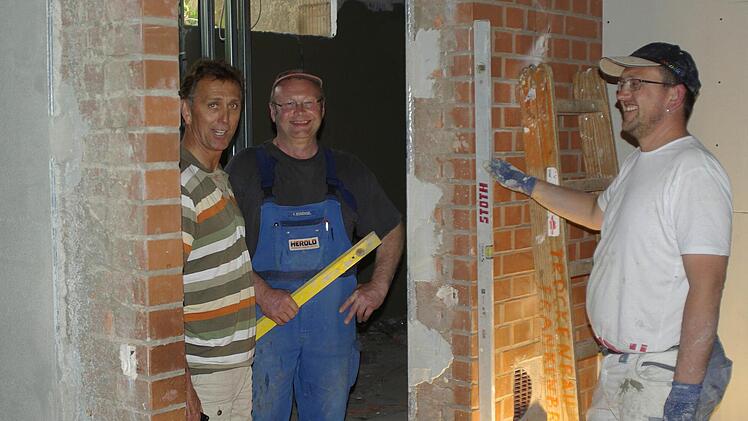 Fast täglich ist Architekt Thomas Ruser (links) auf der Baustelle zu finden um sich vom Fortschritt der Arbeiten zu informieren und Rat bei Problemen zu erteilen.