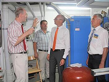 Jürgen Schneider, Geschäftsführer der Firma Wärmehaus, erläuterte die Anlage (von links). Mit im Bild sind Umweltingenieur Martin Dirauf, Landrat Christian Meißner und Bürgermeister Gregor Friedlein-Zech.