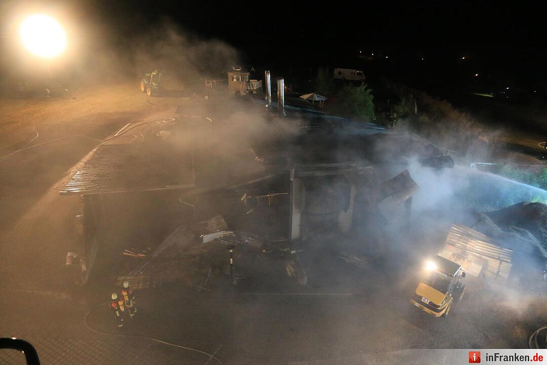 Grossbrand einer Hackschnitzelanlage - Flammen schlagen meterhoch in den Nachthimmel