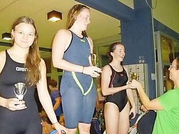 Leonie Hagel (links) errang in Coburg den zweiten Platz, Lara Amend (Zweite von rechts) den dritten.  Foto: Wolfgang Dietz