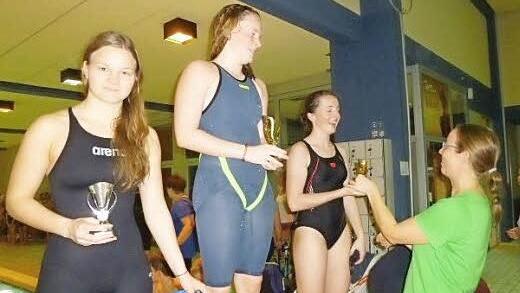 Leonie Hagel (links) errang in Coburg den zweiten Platz, Lara Amend (Zweite von rechts) den dritten.  Foto: Wolfgang Dietz