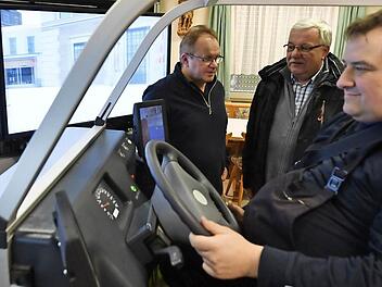 Michael Auer - konzentriert auf der Fahrt durch Knoblach, im Hintergrund Trainer Reiner Greif und Kreisbrandrat Bernhard Ziegmann Foto: Ronald Rinklef