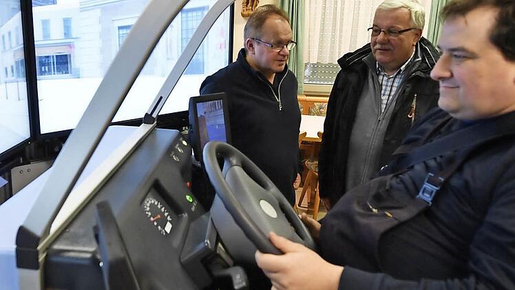 Michael Auer - konzentriert auf der Fahrt durch Knoblach, im Hintergrund Trainer Reiner Greif und Kreisbrandrat Bernhard Ziegmann Foto: Ronald Rinklef