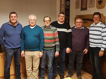 Mit diesen Kameraden geht der Reservistenvorsitzende Karl Veit (2. von rechts) in die nächste Amtszeit (von links): Dirk Weber, Helmut Seban, Wolfgang Povolny, Gerhard Knüttel und Harald Benke.Foto: Reservistenkameradschaft/Veit
