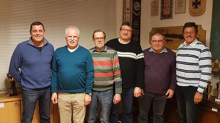 Mit diesen Kameraden geht der Reservistenvorsitzende Karl Veit (2. von rechts) in die nächste Amtszeit (von links): Dirk Weber, Helmut Seban, Wolfgang Povolny, Gerhard Knüttel und Harald Benke.Foto: Reservistenkameradschaft/Veit