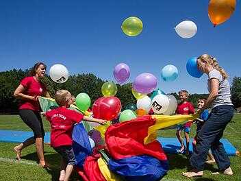 Zur bunten Vielfalt gehört auch der Spaß. Die Kinder sowie die Trainerinnen Trixi Neubauer (links) und Franziska Lutter (rechts) lassen Luftballons fliegen. Fotos Jule Müller