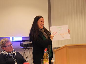 Romy Eberlein bittet die Seniorenbeauftragten, auf einer Landkarte einzuzeichnen,  mit wem sie zusammenarbeiten können. Foto: Carmen Schwind