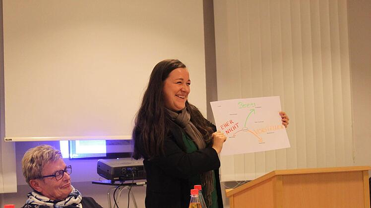 Romy Eberlein bittet die Seniorenbeauftragten, auf einer Landkarte einzuzeichnen,  mit wem sie zusammenarbeiten können. Foto: Carmen Schwind