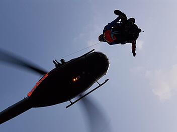 Die Rettung aus der Luft verlangt Einsatzkräften eine ordentliche Portion Mut ab. Das Bild zeigt eine Übung der Bergwacht bei Hammelburg. Foto: Pierre Martin