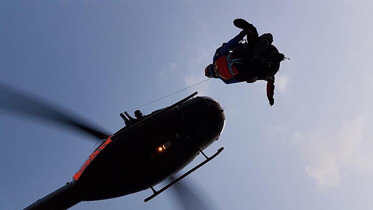 Die Rettung aus der Luft verlangt Einsatzkräften eine ordentliche Portion Mut ab. Das Bild zeigt eine Übung der Bergwacht bei Hammelburg. Foto: Pierre Martin