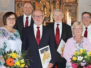 Vor dem Alter der Laurentiuskirche (von links): Veronika Löffler, Christian Wöhner, Edgar Löffler, Siegfried Hauck, Marita Hauck und Herbert Hempfling Foto: K.-H. Hofmann