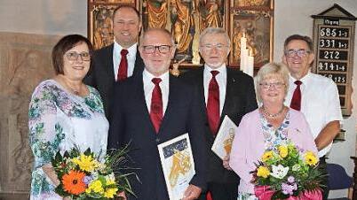 Vor dem Alter der Laurentiuskirche (von links): Veronika Löffler, Christian Wöhner, Edgar Löffler, Siegfried Hauck, Marita Hauck und Herbert Hempfling Foto: K.-H. Hofmann