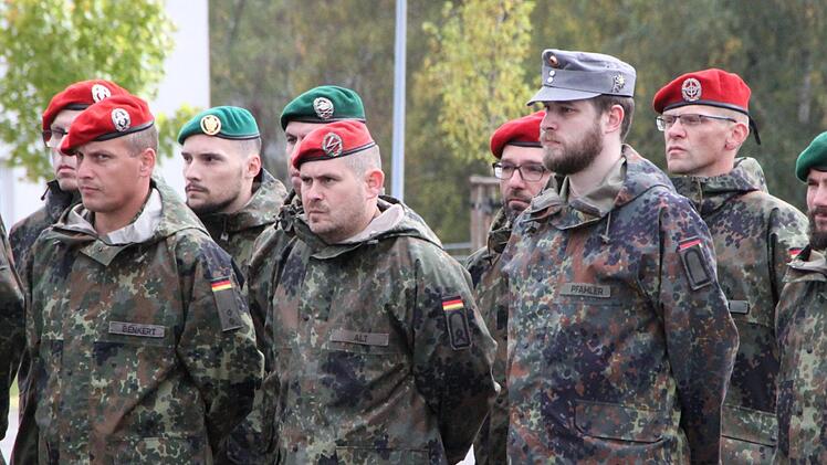 Übergabeappell in der Rhönkaserne: Oberstleutnant Kai Schulze löst Major Gordon Stütz als Kommandant des Truppenübungsplatzes Wildflecken ab. Foto: Ulrike Müller