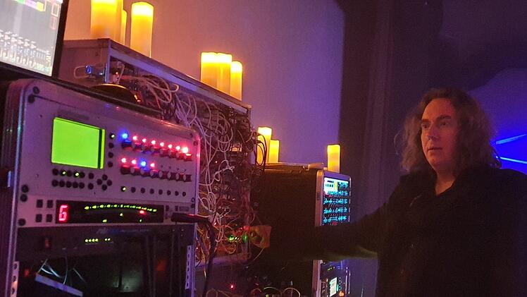 Einfach begeisternd war der Auftritt Thorsten Quaeschning im Zeiler "Capitol". 2018 füllte er mit seinen beiden Mitmusikern von Tangerine Dream die Elbphilharmonie bis auf den letzten Platz. 2100 Menschen. In Zeil spielte er vor gut 50 Besuchern.