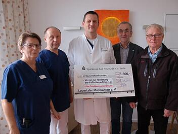 Über die Spende freuten sich (von links) Gerlinde Vatter (Pflegerische Leitung) und Oberarzt Dr. Andreas Engelhardt von der Palliativstation im Rhön Campus, der Vorsitzende des Fördervereins Dr. Michael Schneider, der Bürgermeister von Burglauer Kurt Back und der Ehrenvorstand Wolfgang Bötsch.  Foto: Manfred Mellenthin