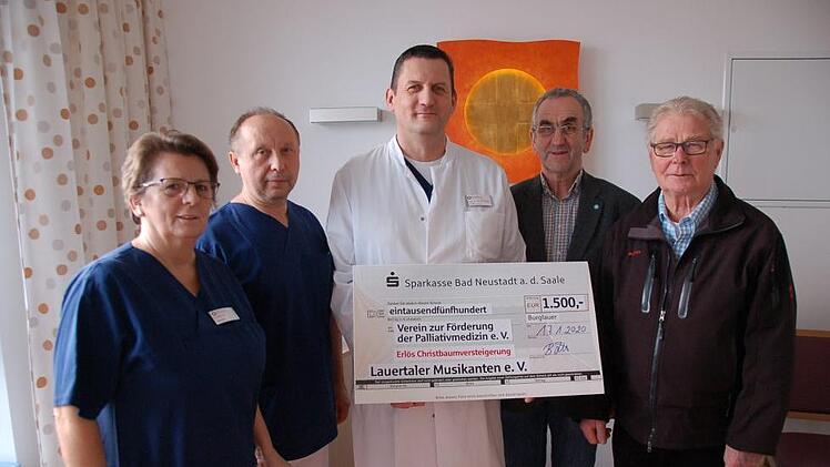 Über die Spende freuten sich (von links) Gerlinde Vatter (Pflegerische Leitung) und Oberarzt Dr. Andreas Engelhardt von der Palliativstation im Rhön Campus, der Vorsitzende des Fördervereins Dr. Michael Schneider, der Bürgermeister von Burglauer Kurt Back und der Ehrenvorstand Wolfgang Bötsch.  Foto: Manfred Mellenthin