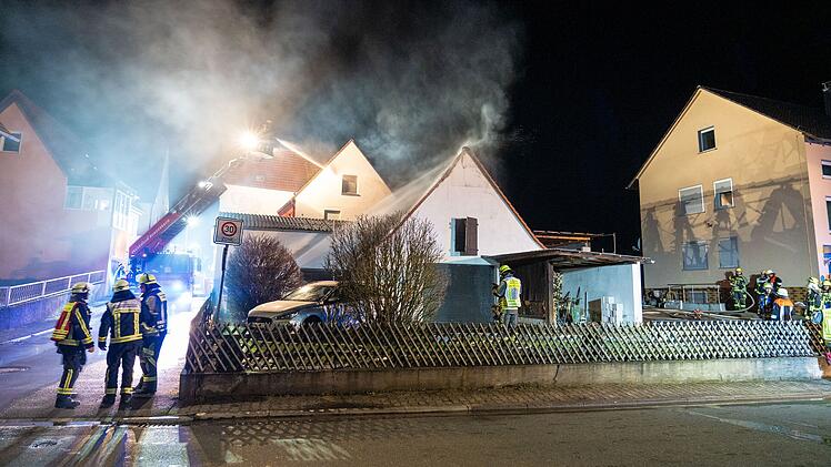 Burgebrach: Scheune an Wohnhaus gerät in Brand - mehrere Feuerwehren müssen anrücken