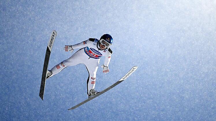 Daniel Tschofenig flog in der letzten Saison am weitesten: Am Ende der Vierschanzentournee sicherte er sich den Gesamtsieg vor seinen &ouml;sterreichischen Landsleuten Jan H&ouml;rl und Stefan Kraft.