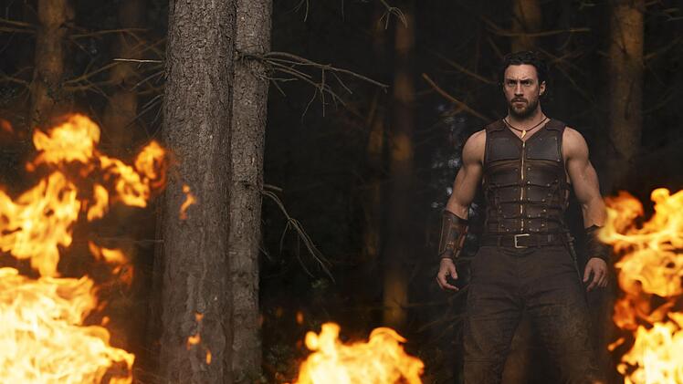Im Einklang mit der Natur: Kraven (Aaron Taylor-Johnson) nutzt die Flora und Fauna f&uuml;r sich.