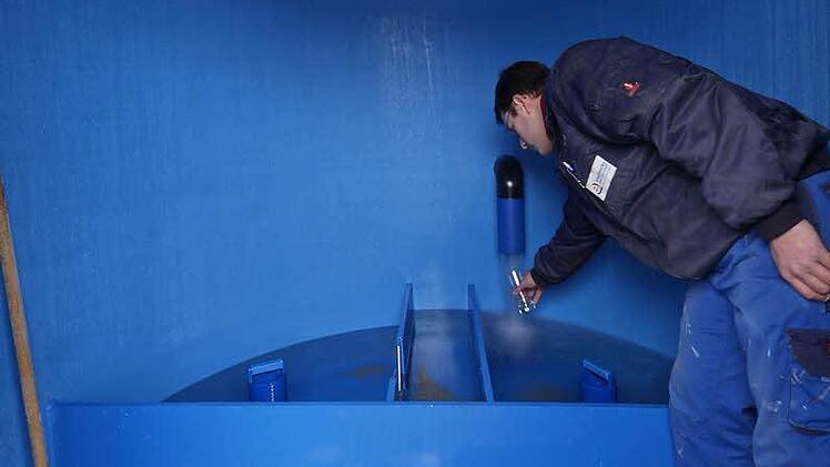 Quellwasser in Ebermannstadt läuft über den Sammelschacht in die öffentliche Trinkwasserversorgung. Stefan Distler, Monteur der Stadtwerke Ebermannstadt, kann die Qualität des Trinkwassers direkt überprüfen. Foto: Stadtwerke Ebermannstadt