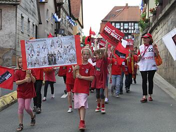 Die Brose Baskets aus Bamberg lieferten das Motto für diese Gruppe, die ein Hingucker im Zeulner Kinderfestzug war.